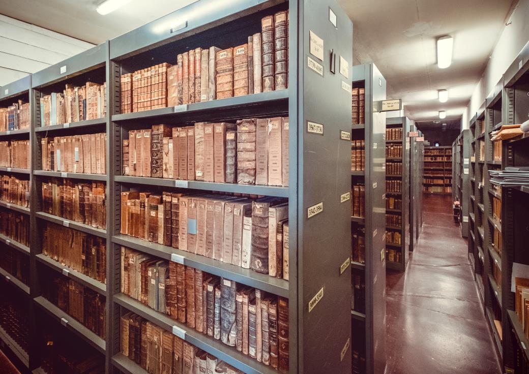 Rayonnages accueillant archives, livres et documents graphiques.