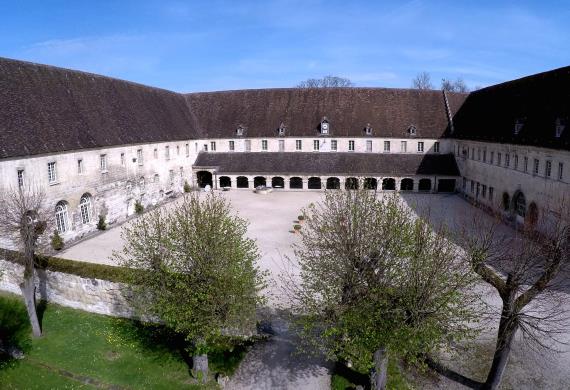 Cour abbaye royale du Moncel