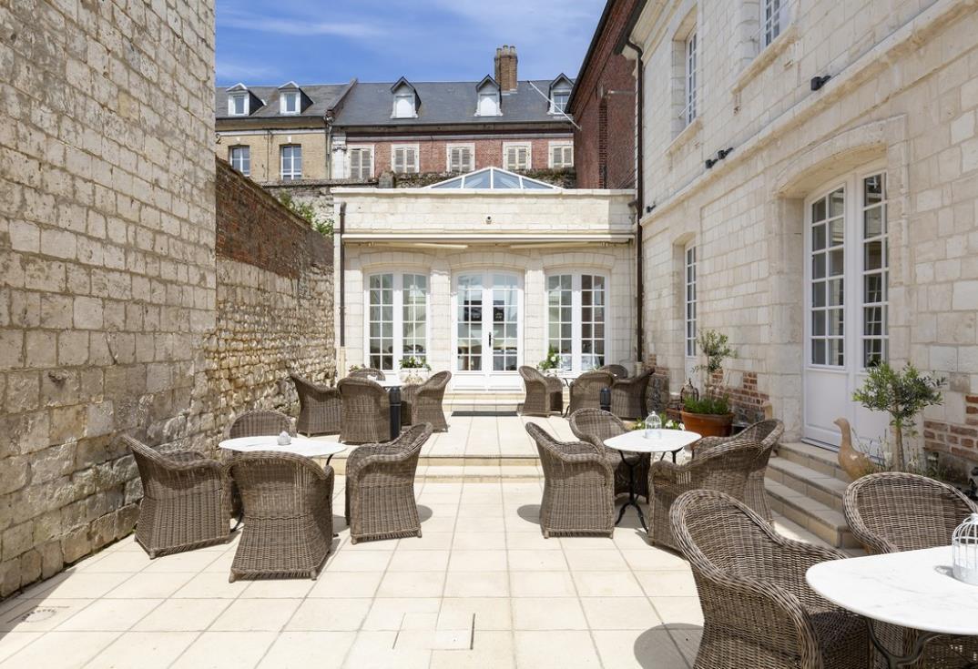 HOTPIC0800010085_Jean de Bruges_terrasse_Saint Riquier_Somme_HautsdeFrance