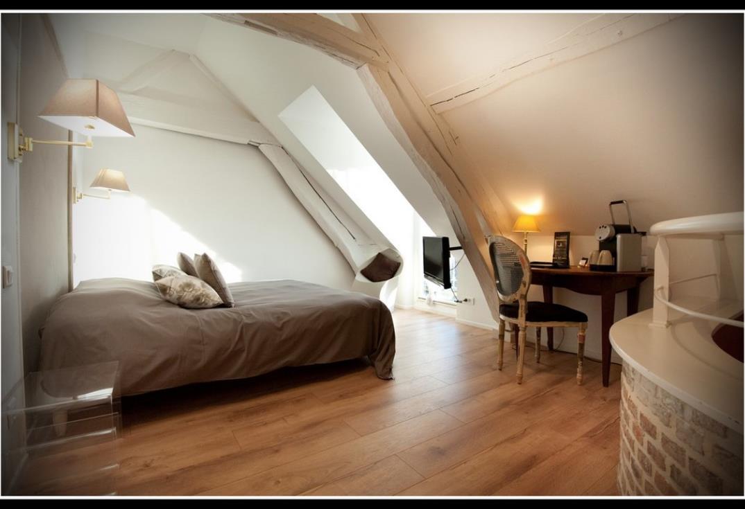HOTPIC080FS00008-Le-Prieure-chambre-11-vue-cour-interieure-Amiens-Somrme-HautsdeFrance