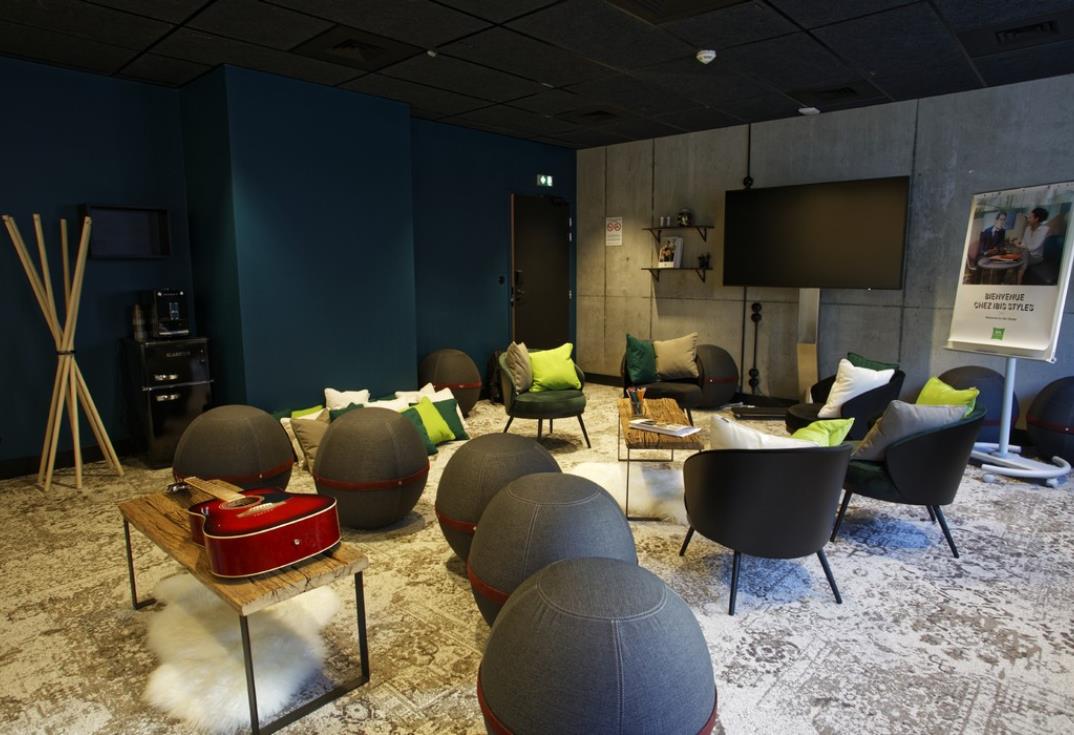 HOTPIC080V50SWSP-Hotel-Ibis-Style-Amiens-Centre-salle-detente2-Amiens-Somme-HautsdeFrance