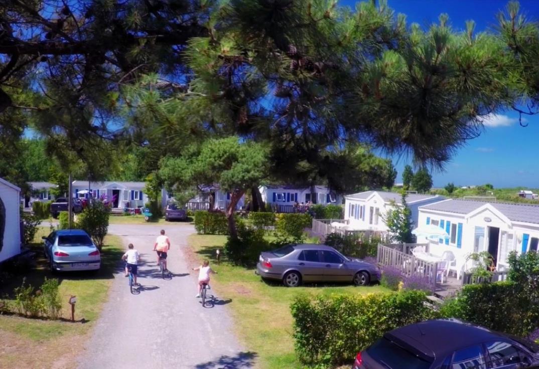 HPAPIC0800010523_Les galets de la Mollière_allee camping_Cayeux sur Mer_Somme_Picardie