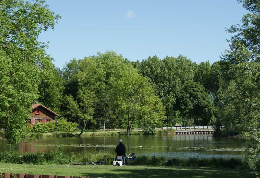 Camping du Château et de l'Oseraie_pêcheur_Feuillères_Somme_Picardie