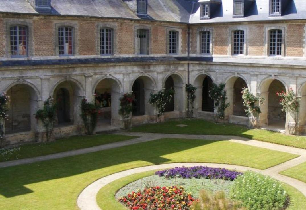 Abbaye de Valloires_cour int_Argoules_Somme_Picardie