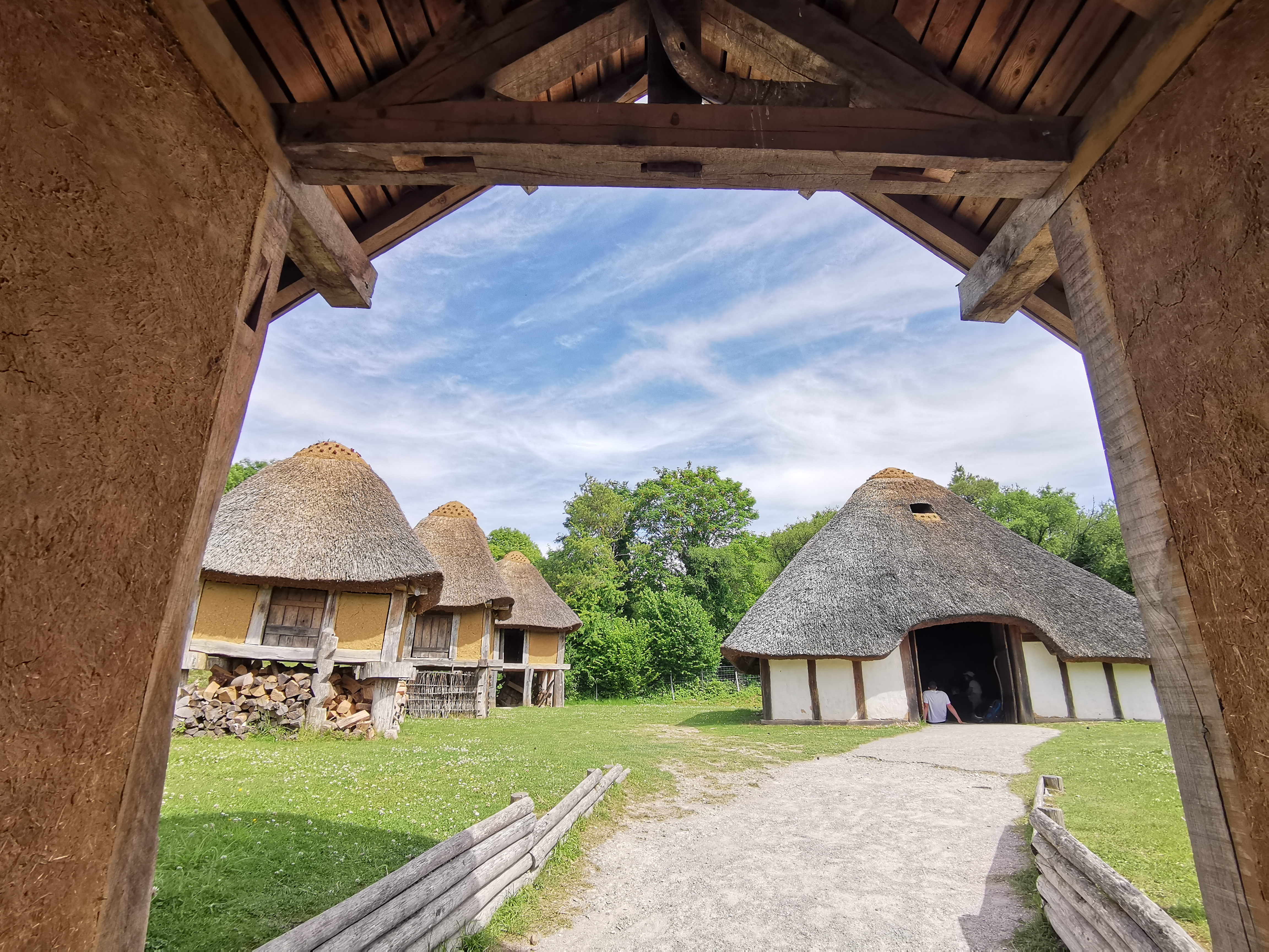 Reconstitutions d'habitats : ferme gauloise. - © Amélie legrand