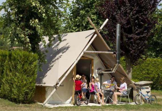 Tente-de-trappeur-en-famille-au-Camping-de-l-Aigrette-Attichy-Oise-