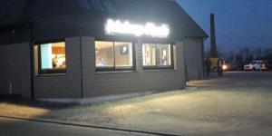 facade illuminée auberge